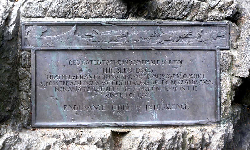 La targa al cane da slitta sulla statua di Balto a Central Parck (NY)
